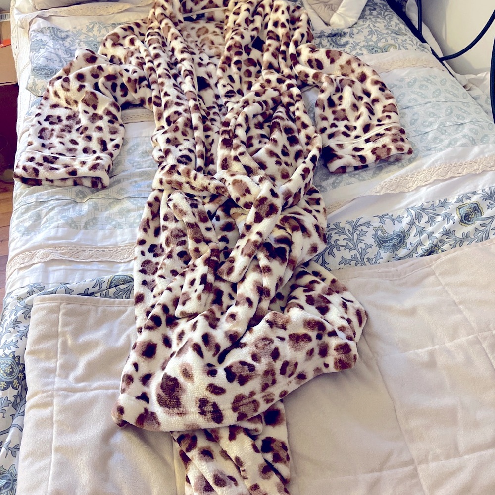 Beautiful soft leopard pattern robe